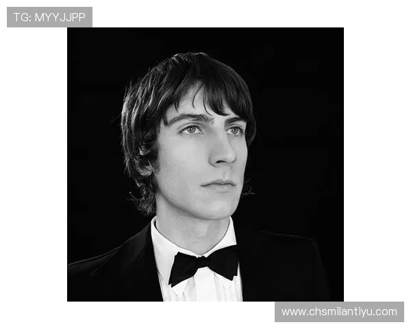 AC米兰队歌女生版的演唱会现场实录带你身临其境感受米兰的激情时刻